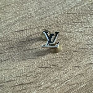 COPY - Authentic Louis Vuitton Pin silver
